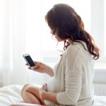 ¿Es malo dormir con el celular bajo la almohada?