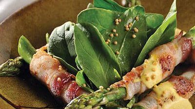 "Ensalada de espinacas con salsa de tocino caliente"