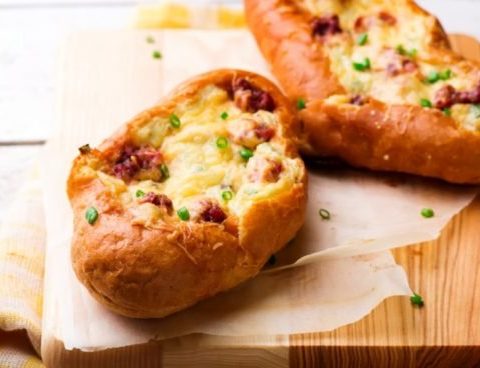 "Pan con pollo y verduras de verano"