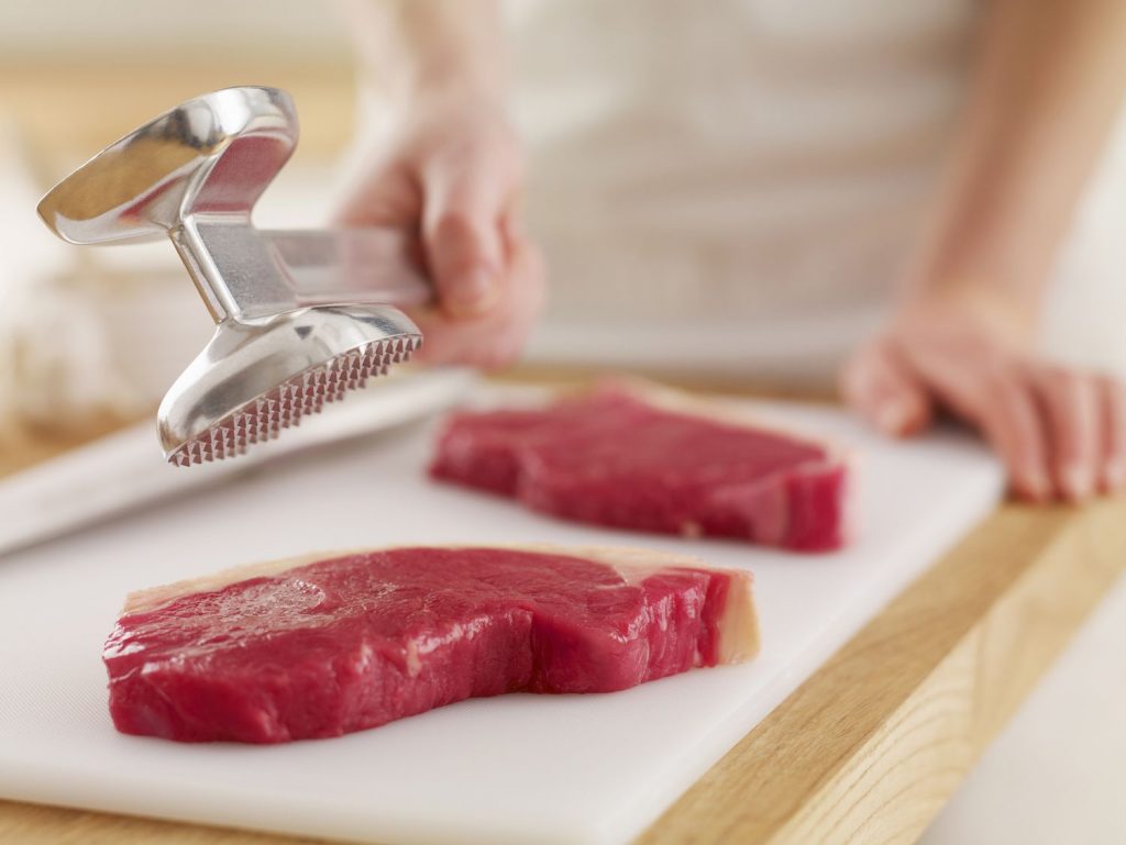 Usa un mazo ablandador para suavizar la carne