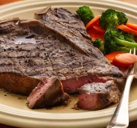 Pieza de carne con guarniciones