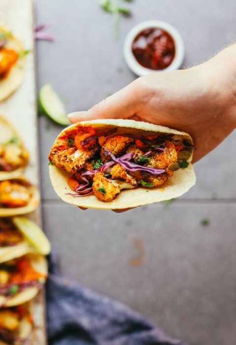 "tacos de coliflor con chipotle"