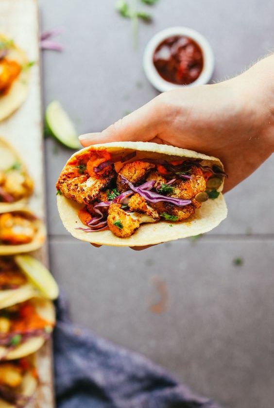 "tacos de coliflor con chipotle"