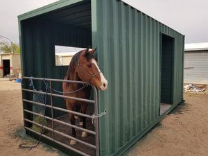 Usa un contenedor para el refugio de caballos