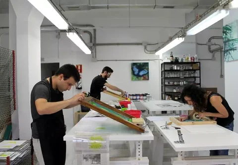 Taller de serigrafía con empleados