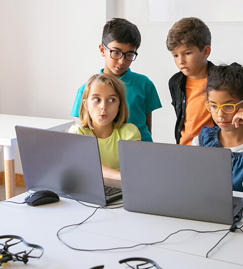 Niños usando una computadora portátil