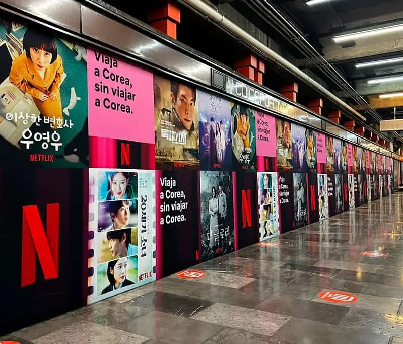 muro lleno de impresiones