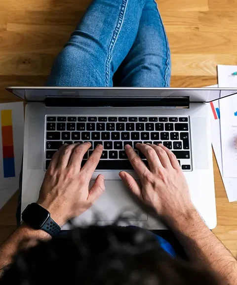 hombre con una laptop